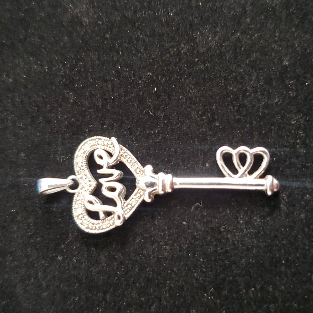 925 Heart Love Key Pendant, Stones test positive on the Diamond tester